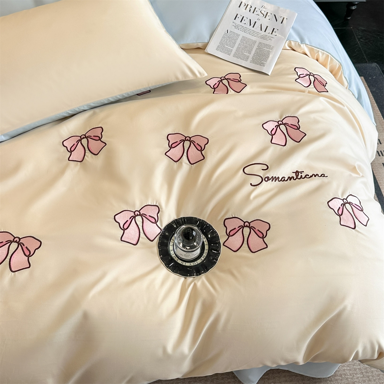 91家纺网 家纺一手货源 找家纺 小久久（小九九） 2025新款亲肤水洗棉刺绣满绣四件套 蝴蝶结-奶昔白+天蓝