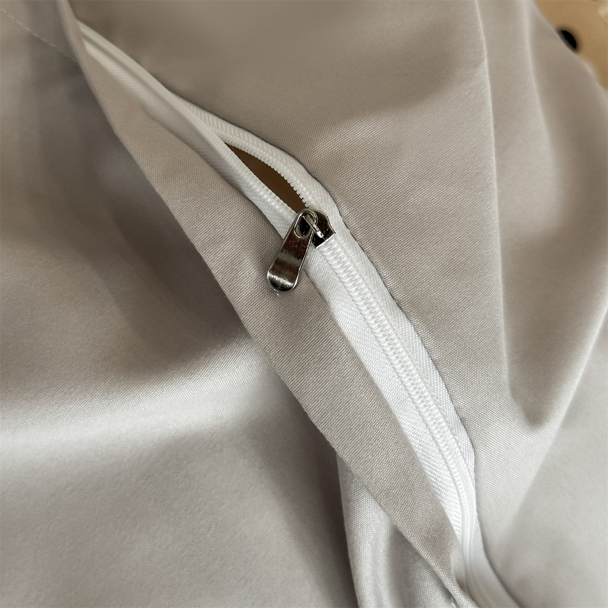 91家纺网 家纺一手货源 找家纺 小久久（小九九） 2025新款亲肤水洗棉刺绣满绣四件套 饼干熊-奶茶+山灰