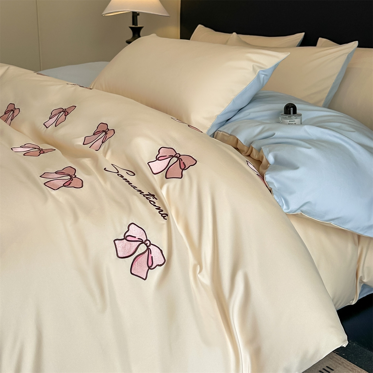 小久久（小九九） 2025新款亲肤水洗棉刺绣满绣四件套 蝴蝶结-奶昔白+天蓝