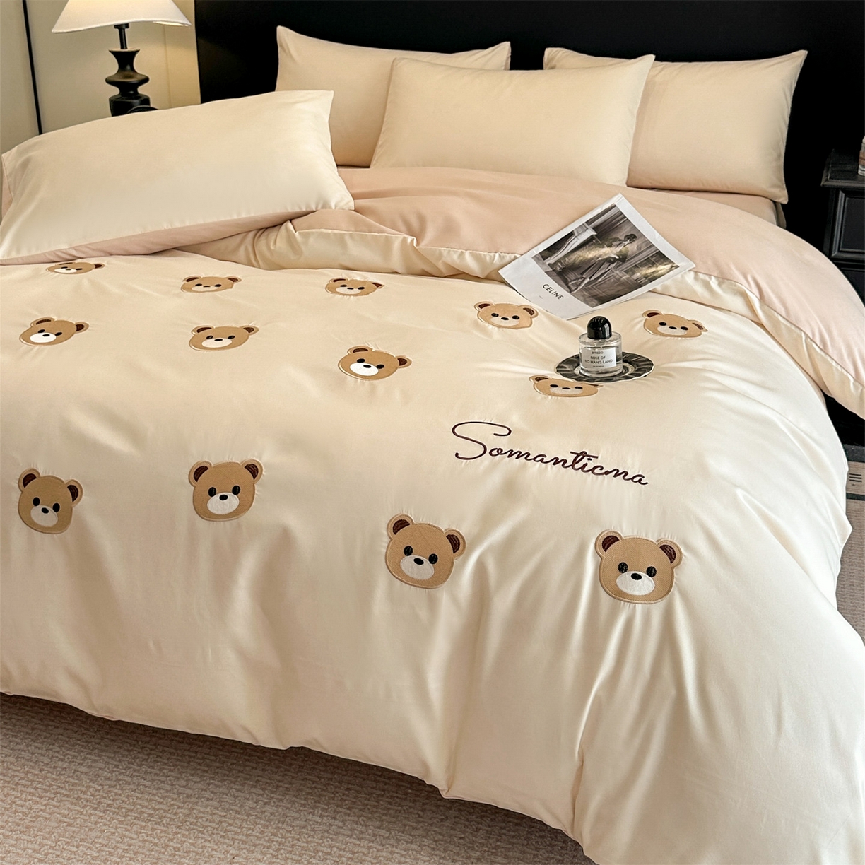 91家纺网 家纺一手货源 找家纺 小久久（小九九） 2025新款亲肤水洗棉刺绣满绣四件套 饼干熊-奶昔白+奶茶