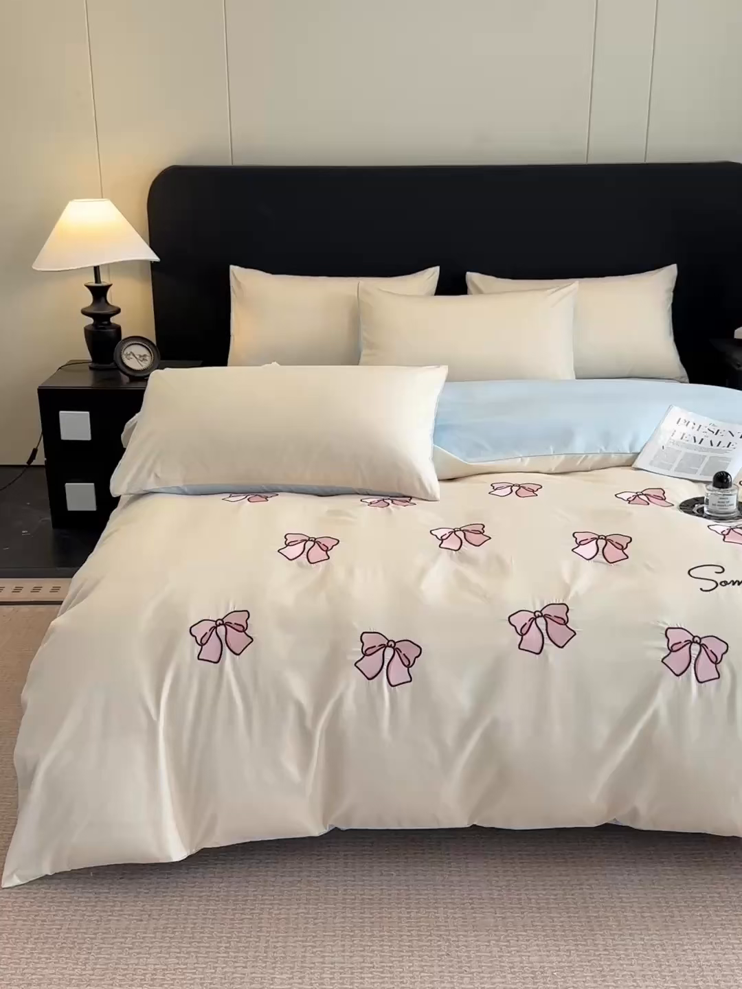 91家纺网 家纺一手货源 找家纺 小久久（小九九） 2025新款亲肤水洗棉刺绣满绣四件套 蝴蝶结-奶昔白+天蓝