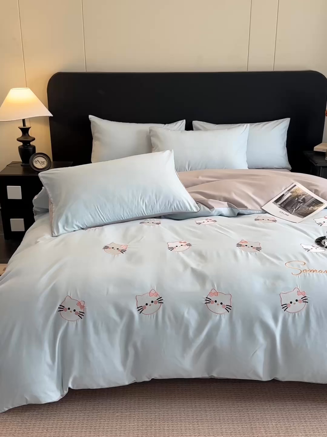 91家纺网 家纺一手货源 找家纺 小久久（小九九） 2025新款亲肤水洗棉刺绣满绣四件套 可爱猫-天蓝+山灰