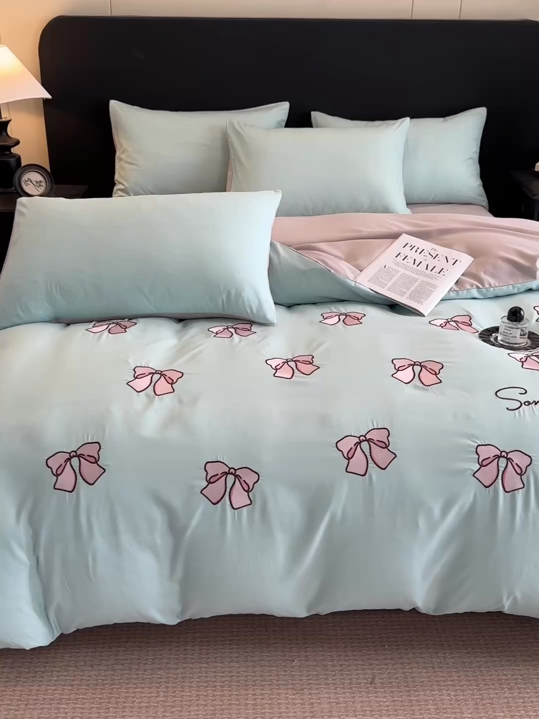 91家纺网 家纺一手货源 找家纺 小久久（小九九） 2025新款亲肤水洗棉刺绣满绣四件套 蝴蝶结-繁星兰+山灰