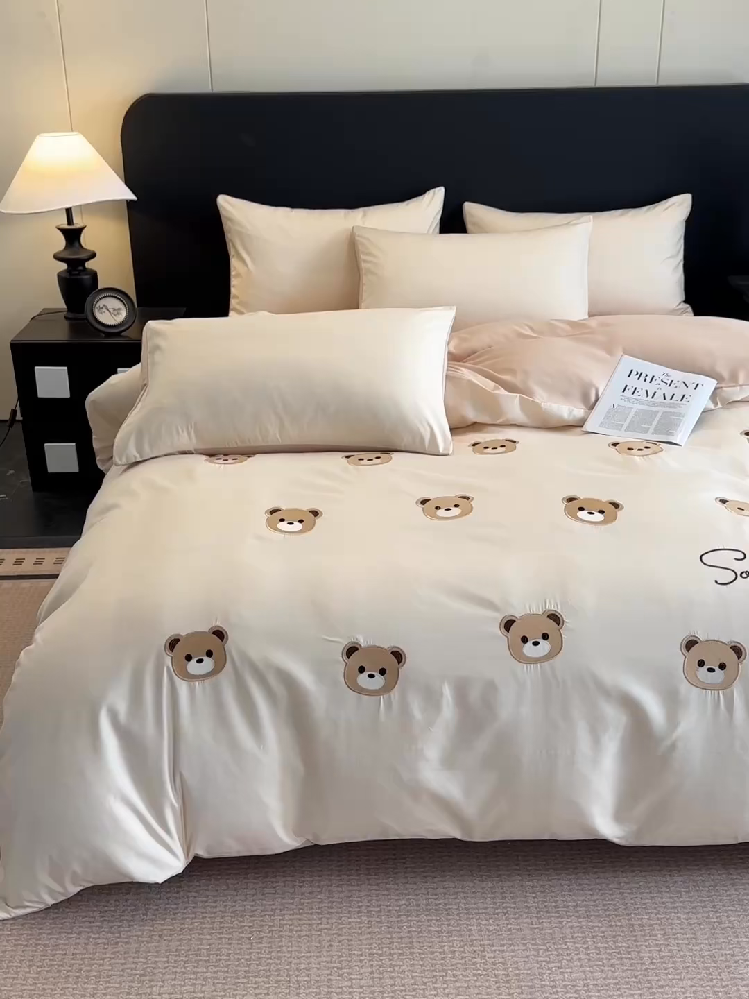 91家纺网 家纺一手货源 找家纺 小久久（小九九） 2025新款亲肤水洗棉刺绣满绣四件套 饼干熊-奶昔白+奶茶