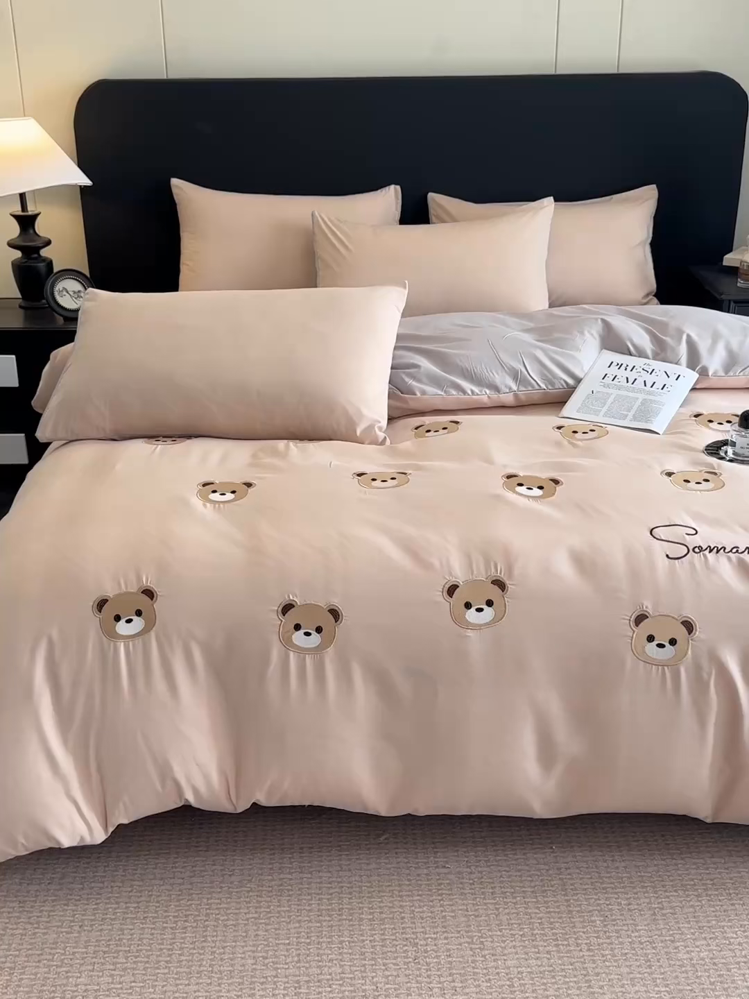 91家纺网 家纺一手货源 找家纺 小久久（小九九） 2025新款亲肤水洗棉刺绣满绣四件套 饼干熊-奶茶+山灰