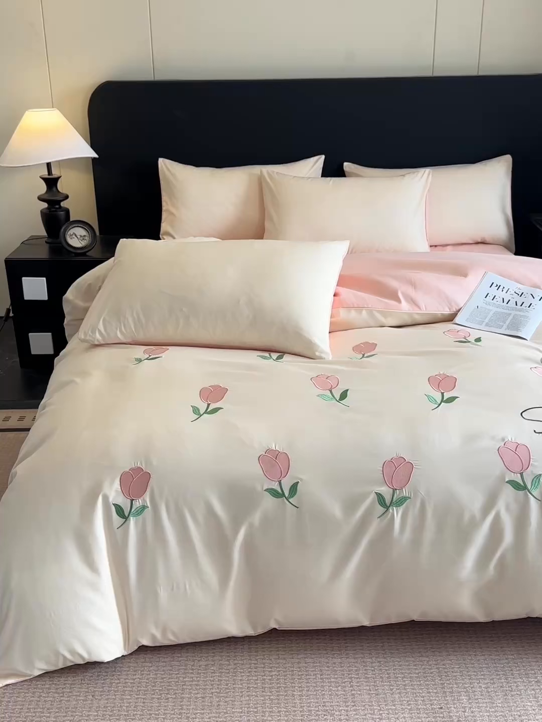 91家纺网 家纺一手货源 找家纺 小久久（小九九） 2025新款亲肤水洗棉刺绣满绣四件套 花朵-奶昔白+奶油粉