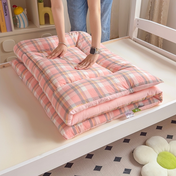 91家纺网 家纺一手货源 找家纺 美尔惠家纺 2025新款无印风100%A类色织水洗棉学生宿舍床垫床褥上下铺床可折叠可水洗学生床垫床褥子 初春粉