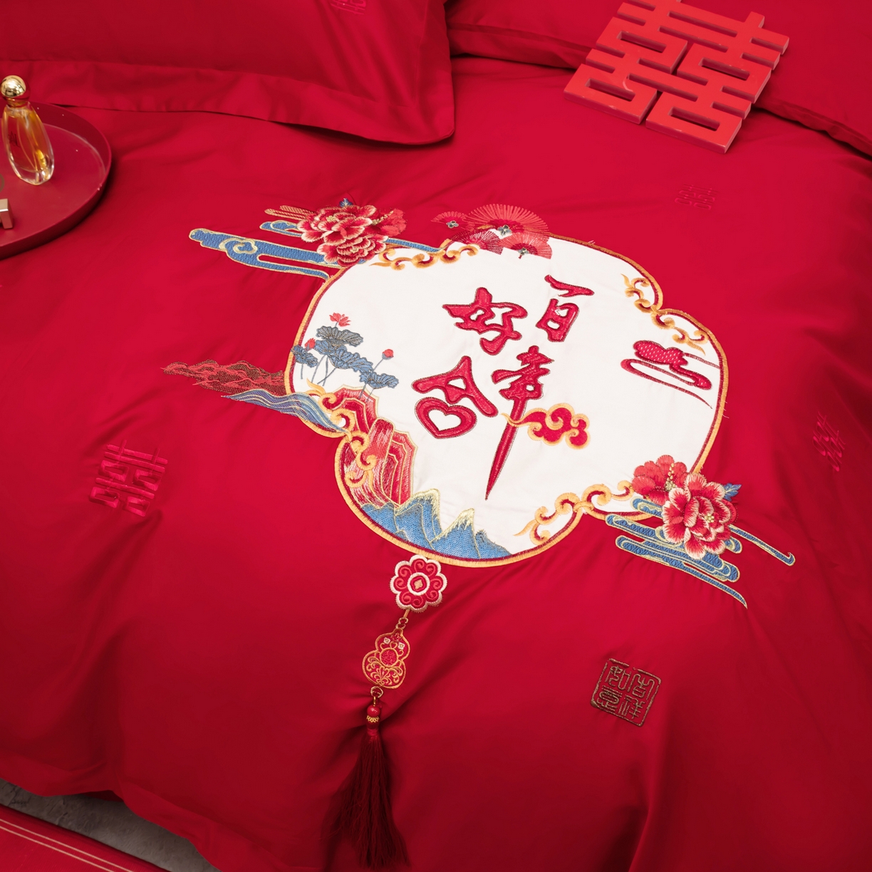 91家纺网 家纺一手货源 找家纺 千禧家纺 2025新款双面长绒棉轻奢工艺款刺绣婚庆套件（贵妃枕非图上所展示款）百年好合