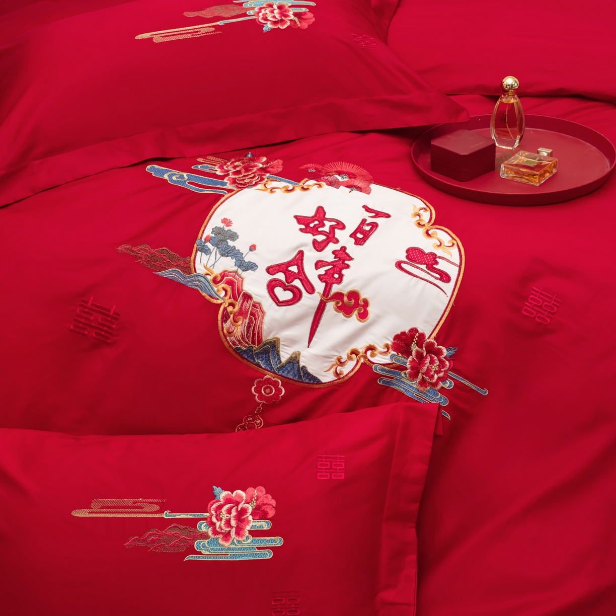 91家纺网 家纺一手货源 找家纺 千禧家纺 2025新款双面长绒棉轻奢工艺款刺绣婚庆套件（贵妃枕非图上所展示款）百年好合