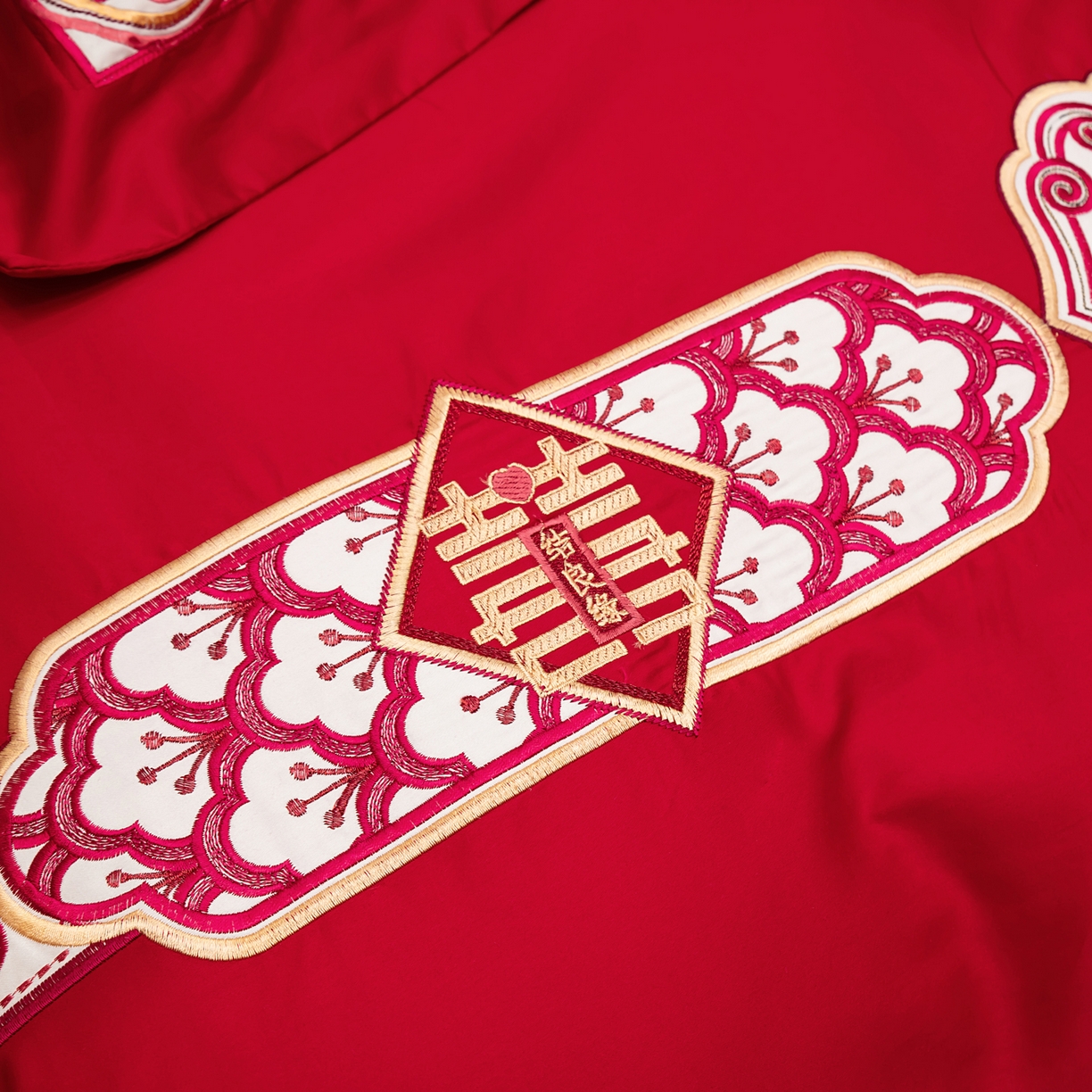 91家纺网 家纺一手货源 找家纺 千禧家纺 2025新款双面长绒棉轻奢工艺款刺绣婚庆套件（贵妃枕非图上所展示款）相濡以沫