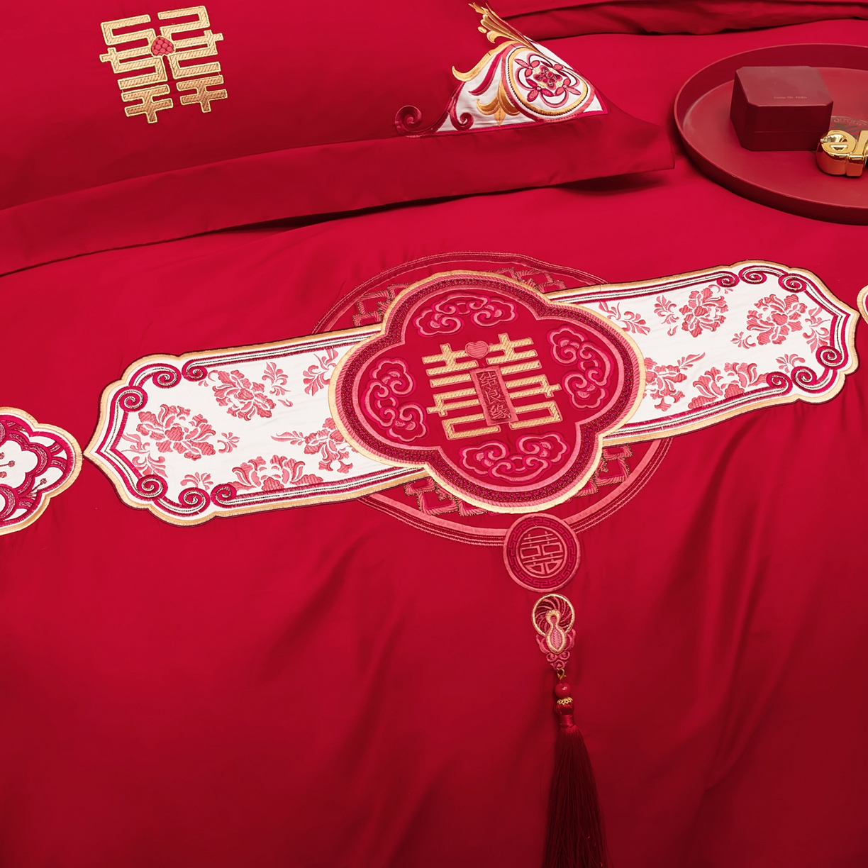 91家纺网 家纺一手货源 找家纺 千禧家纺 2025新款双面长绒棉轻奢工艺款刺绣婚庆套件（贵妃枕非图上所展示款）相濡以沫