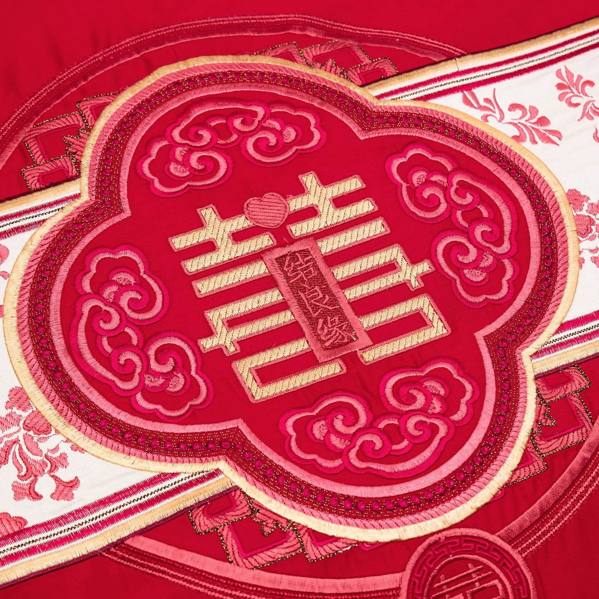 91家纺网 家纺一手货源 找家纺 千禧家纺 2025新款双面长绒棉轻奢工艺款刺绣婚庆套件（贵妃枕非图上所展示款）相濡以沫