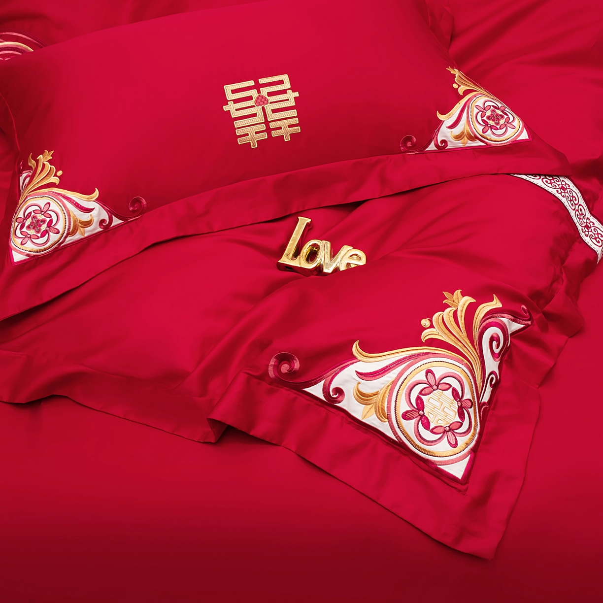 91家纺网 家纺一手货源 找家纺 千禧家纺 2025新款双面长绒棉轻奢工艺款刺绣婚庆套件（贵妃枕非图上所展示款）相濡以沫