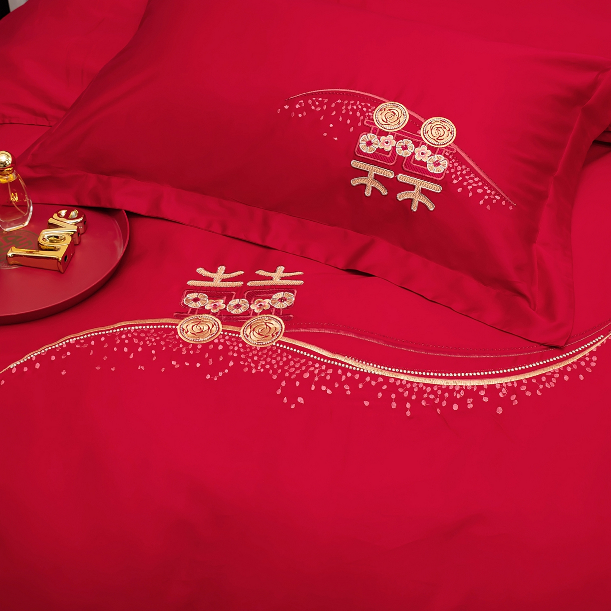 91家纺网 家纺一手货源 找家纺 千禧家纺 2025新款双面长绒棉轻奢工艺款刺绣婚庆套件（贵妃枕非图上所展示款）心有灵犀