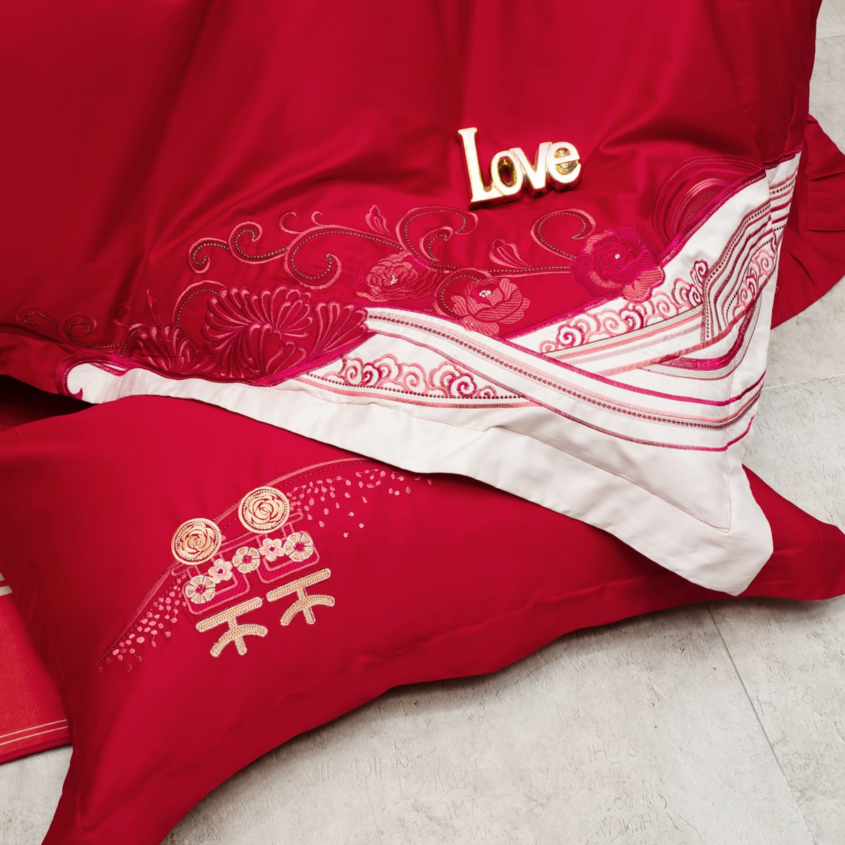 91家纺网 家纺一手货源 找家纺 千禧家纺 2025新款双面长绒棉轻奢工艺款刺绣婚庆套件（贵妃枕非图上所展示款）心有灵犀