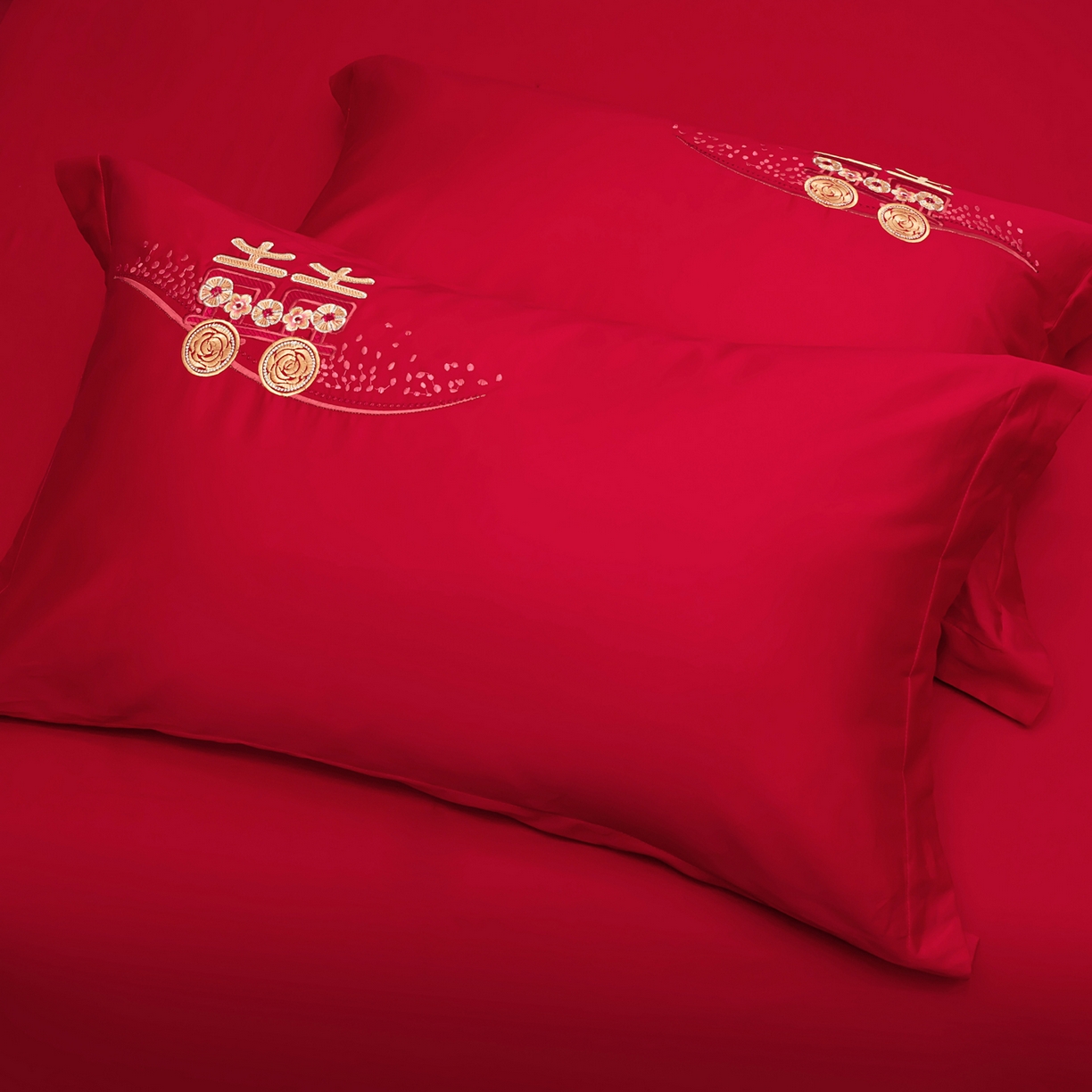 91家纺网 家纺一手货源 找家纺 千禧家纺 2025新款双面长绒棉轻奢工艺款刺绣婚庆套件（贵妃枕非图上所展示款）心有灵犀