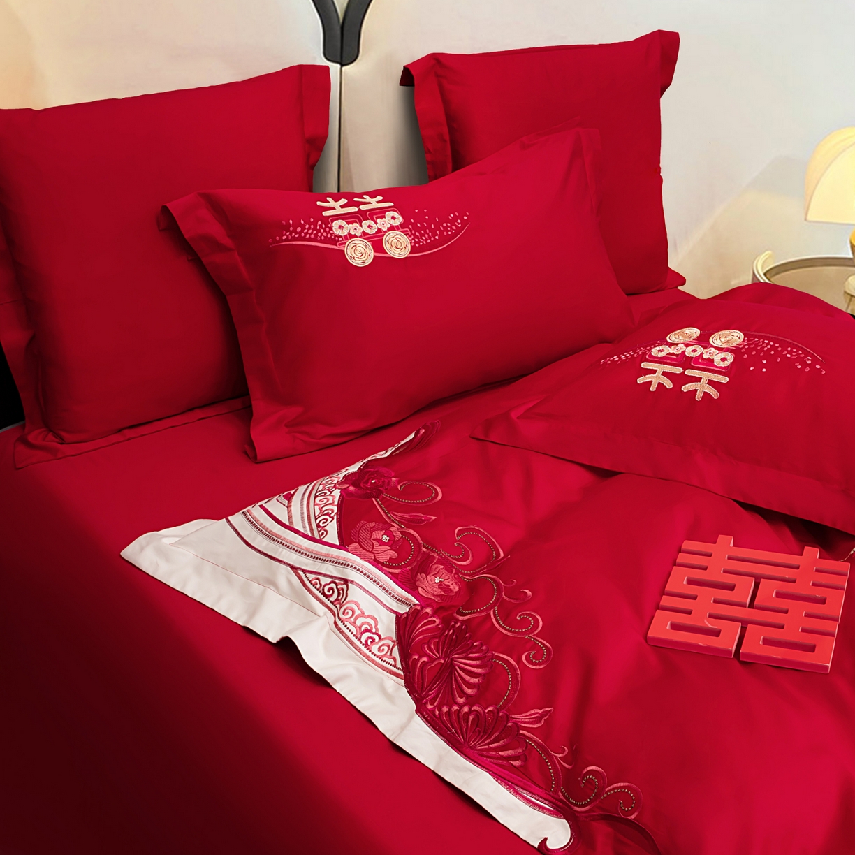 91家纺网 家纺一手货源 找家纺 千禧家纺 2025新款双面长绒棉轻奢工艺款刺绣婚庆套件（贵妃枕非图上所展示款）心有灵犀