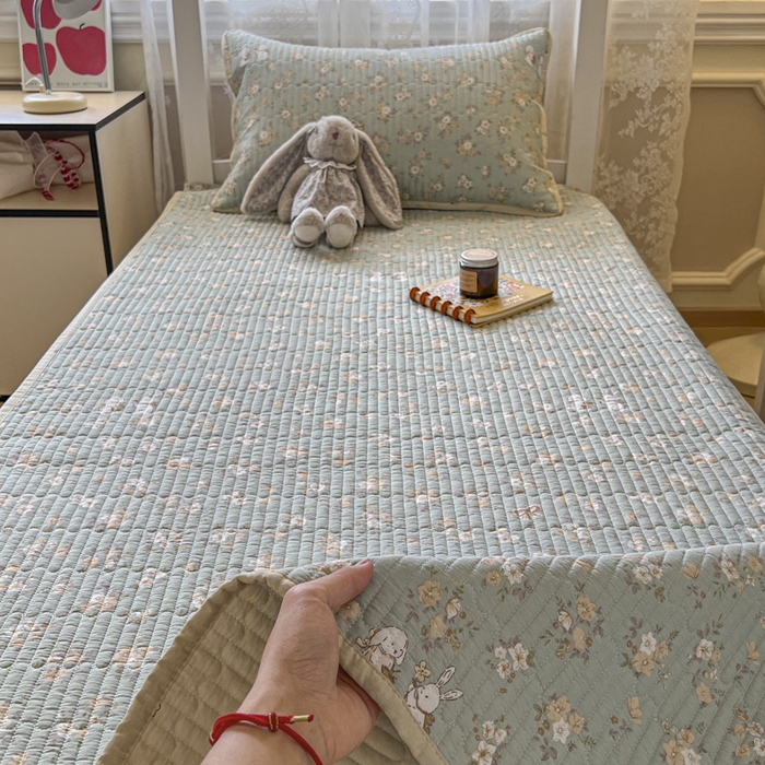 91家纺网 家纺一手货源 找家纺 舒居家纺 2025新款学生高温酵素砂洗双面全棉纯棉床盖 花睿--青草绿