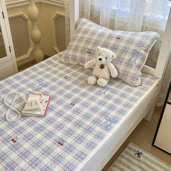 91家纺网 家纺一手货源 找家纺 舒居家纺 2025新款学生高温酵素砂洗双面全棉纯棉床盖 格子樱桃