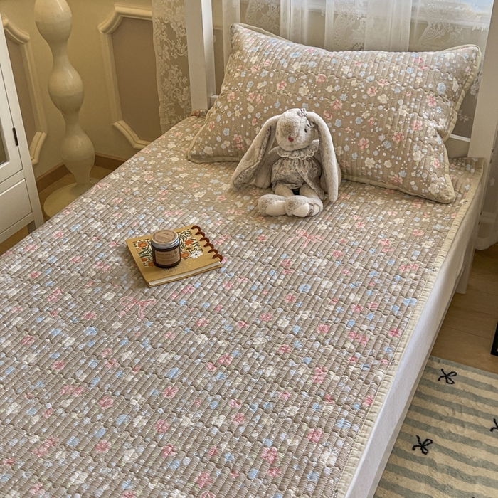 91家纺网 家纺一手货源 找家纺 舒居家纺 2025新款学生高温酵素砂洗双面全棉纯棉床盖 花开无声咖