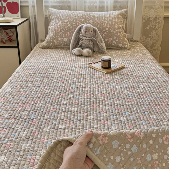 91家纺网 家纺一手货源 找家纺 舒居家纺 2025新款学生高温酵素砂洗双面全棉纯棉床盖 花开无声咖