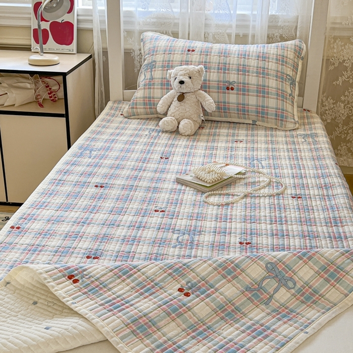 91家纺网 家纺一手货源 找家纺 舒居家纺 2025新款学生高温酵素砂洗双面全棉纯棉床盖 格子樱桃