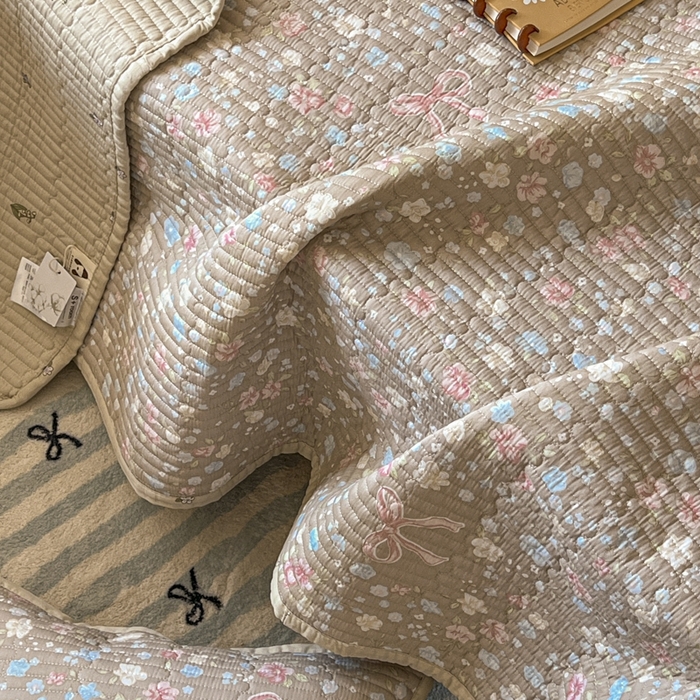 91家纺网 家纺一手货源 找家纺 舒居家纺 2025新款学生高温酵素砂洗双面全棉纯棉床盖 花开无声咖