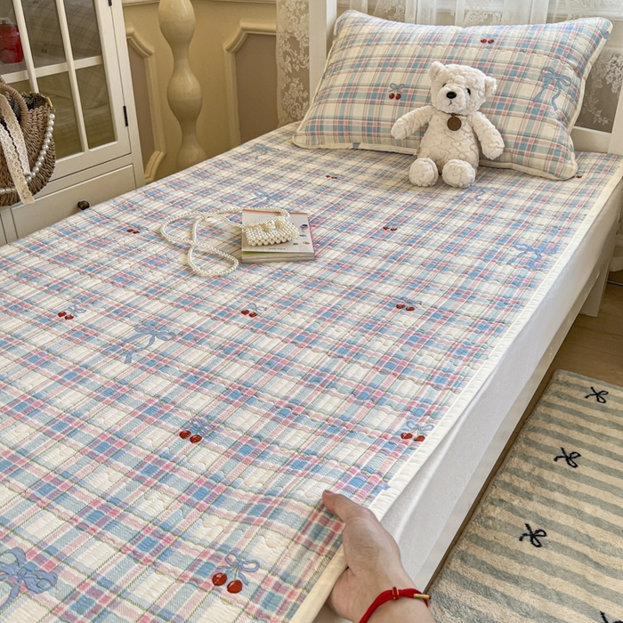 91家纺网 家纺一手货源 找家纺 舒居家纺 2025新款学生高温酵素砂洗双面全棉纯棉床盖 格子樱桃