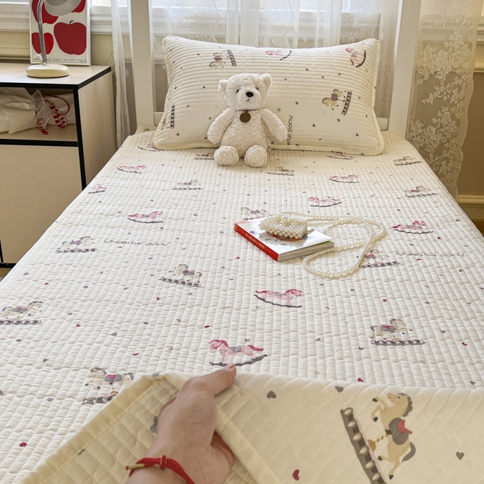 91家纺网 家纺一手货源 找家纺 舒居家纺 2025新款学生高温酵素砂洗双面全棉纯棉床盖 爱心木马