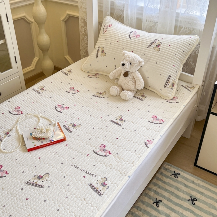 91家纺网 家纺一手货源 找家纺 舒居家纺 2025新款学生高温酵素砂洗双面全棉纯棉床盖 爱心木马