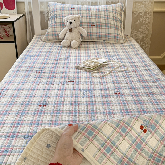 91家纺网 家纺一手货源 找家纺 舒居家纺 2025新款学生高温酵素砂洗双面全棉纯棉床盖 格子樱桃