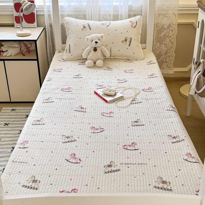 91家纺网 家纺一手货源 找家纺 舒居家纺 2025新款学生高温酵素砂洗双面全棉纯棉床盖 爱心木马