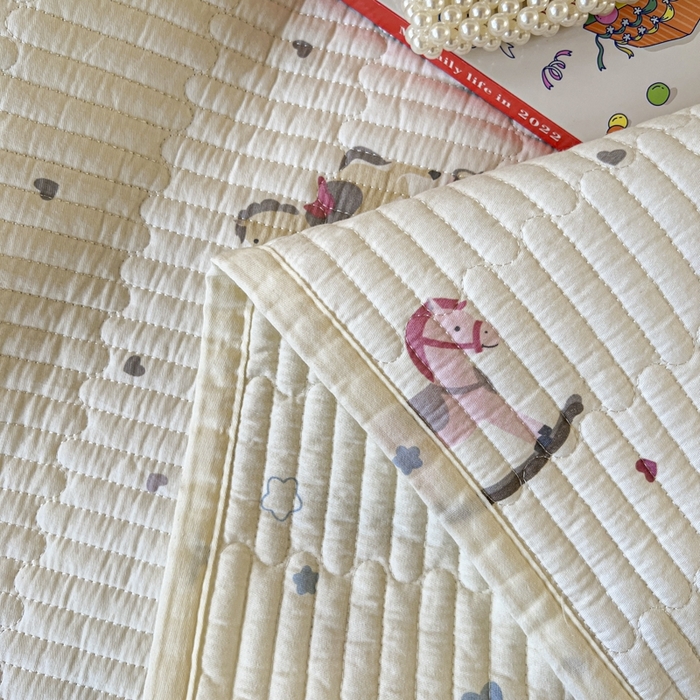 91家纺网 家纺一手货源 找家纺 舒居家纺 2025新款学生高温酵素砂洗双面全棉纯棉床盖 爱心木马