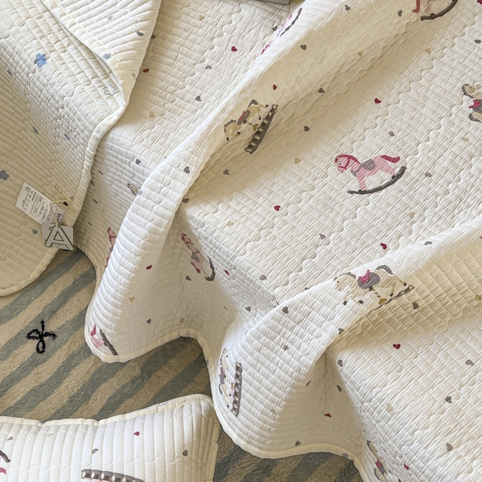 91家纺网 家纺一手货源 找家纺 舒居家纺 2025新款学生高温酵素砂洗双面全棉纯棉床盖 爱心木马