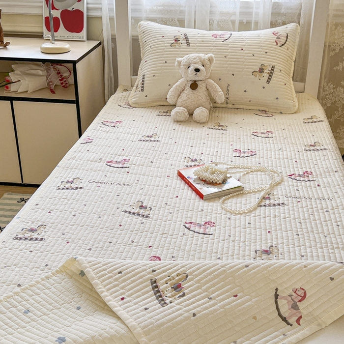 91家纺网 家纺一手货源 找家纺 舒居家纺 2025新款学生高温酵素砂洗双面全棉纯棉床盖 爱心木马