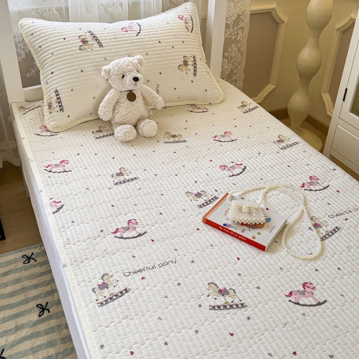 91家纺网 家纺一手货源 找家纺 舒居家纺 2025新款学生高温酵素砂洗双面全棉纯棉床盖 爱心木马