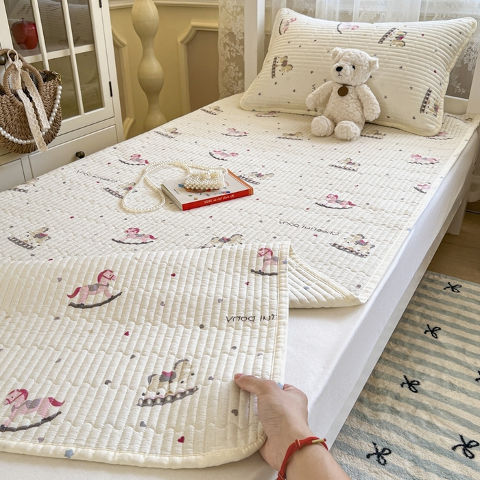 91家纺网 家纺一手货源 找家纺 舒居家纺 2025新款学生高温酵素砂洗双面全棉纯棉床盖 爱心木马