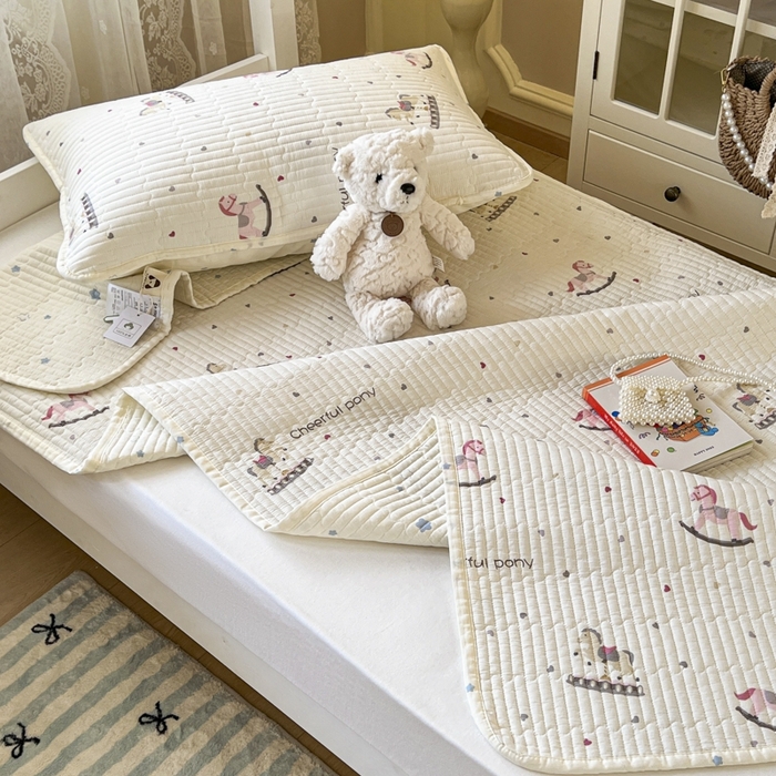 91家纺网 家纺一手货源 找家纺 舒居家纺 2025新款学生高温酵素砂洗双面全棉纯棉床盖 爱心木马