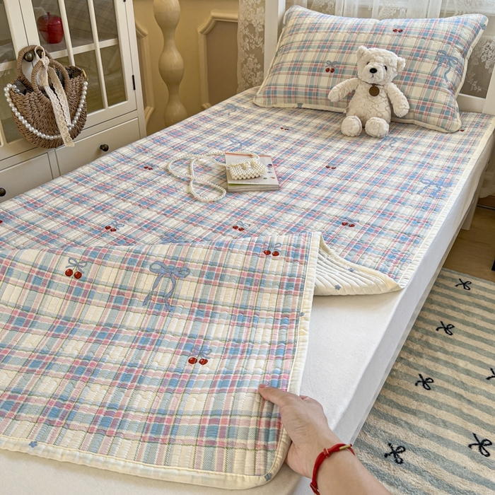 91家纺网 家纺一手货源 找家纺 舒居家纺 2025新款学生高温酵素砂洗双面全棉纯棉床盖 格子樱桃