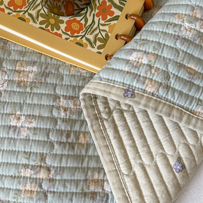 91家纺网 家纺一手货源 找家纺 舒居家纺 2025新款学生高温酵素砂洗双面全棉纯棉床盖 花睿--青草绿