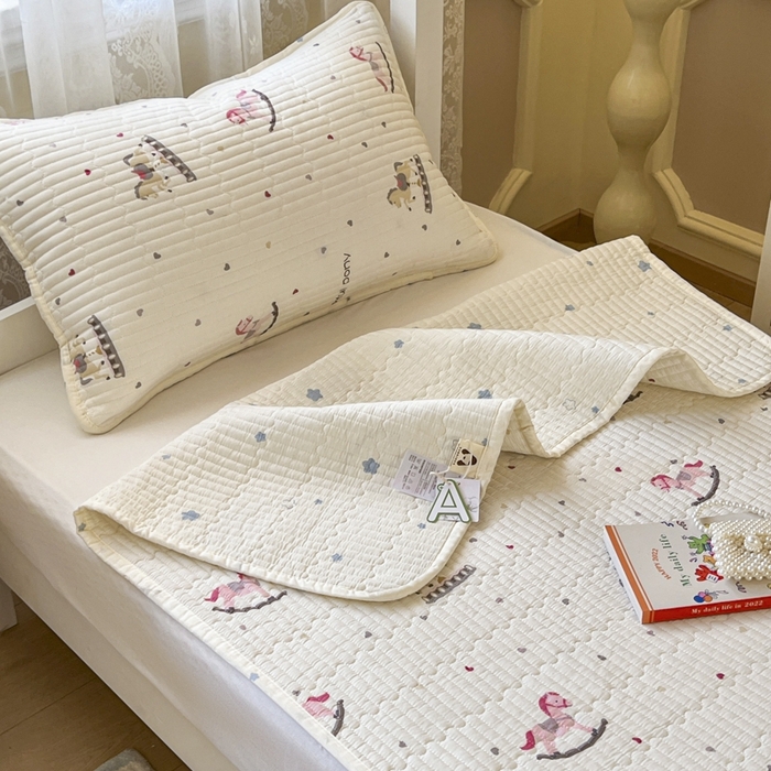 91家纺网 家纺一手货源 找家纺 舒居家纺 2025新款学生高温酵素砂洗双面全棉纯棉床盖 爱心木马