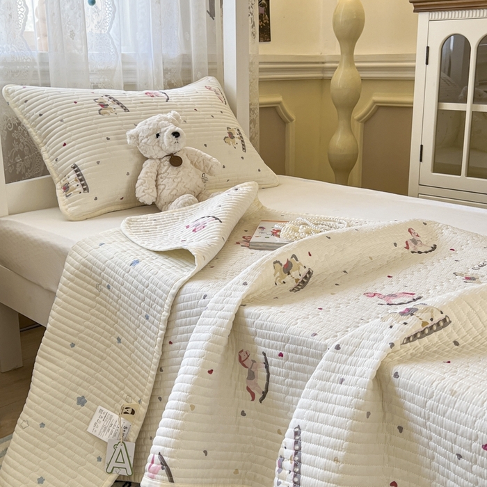 91家纺网 家纺一手货源 找家纺 舒居家纺 2025新款学生高温酵素砂洗双面全棉纯棉床盖 爱心木马