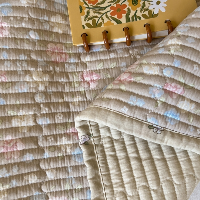 91家纺网 家纺一手货源 找家纺 舒居家纺 2025新款学生高温酵素砂洗双面全棉纯棉床盖 花开无声咖