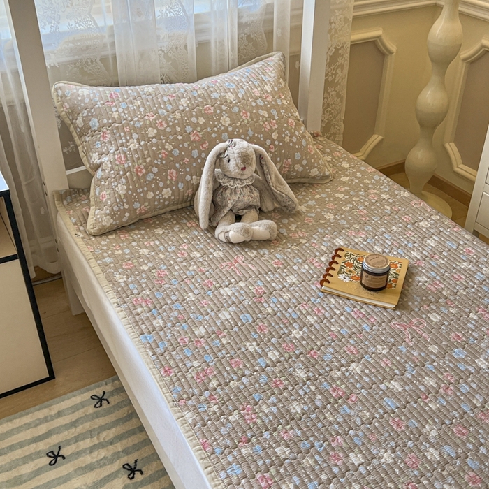 91家纺网 家纺一手货源 找家纺 舒居家纺 2025新款学生高温酵素砂洗双面全棉纯棉床盖 花开无声咖