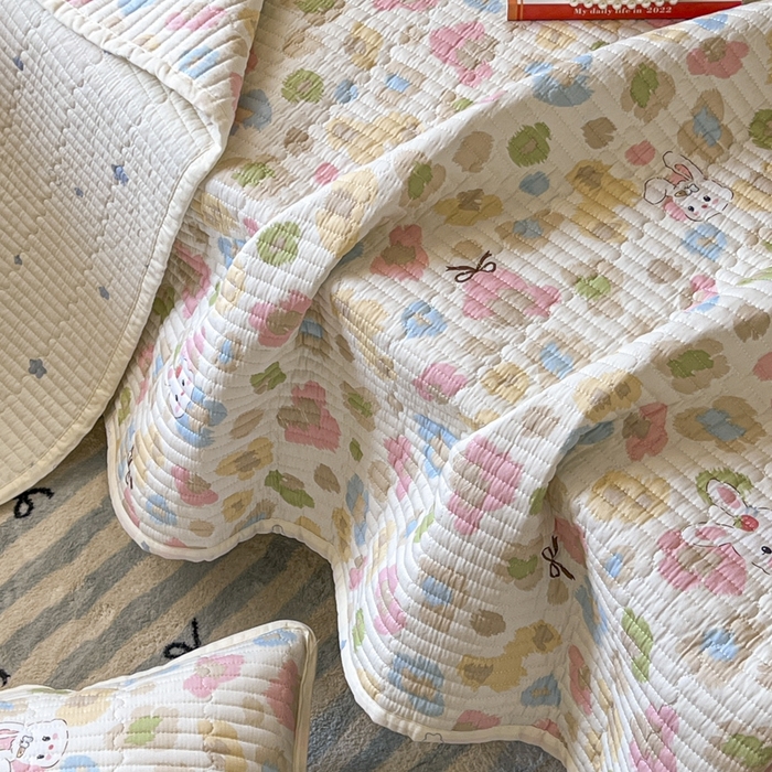 91家纺网 家纺一手货源 找家纺 舒居家纺 2025新款学生高温酵素砂洗双面全棉纯棉床盖 迷彩花兔