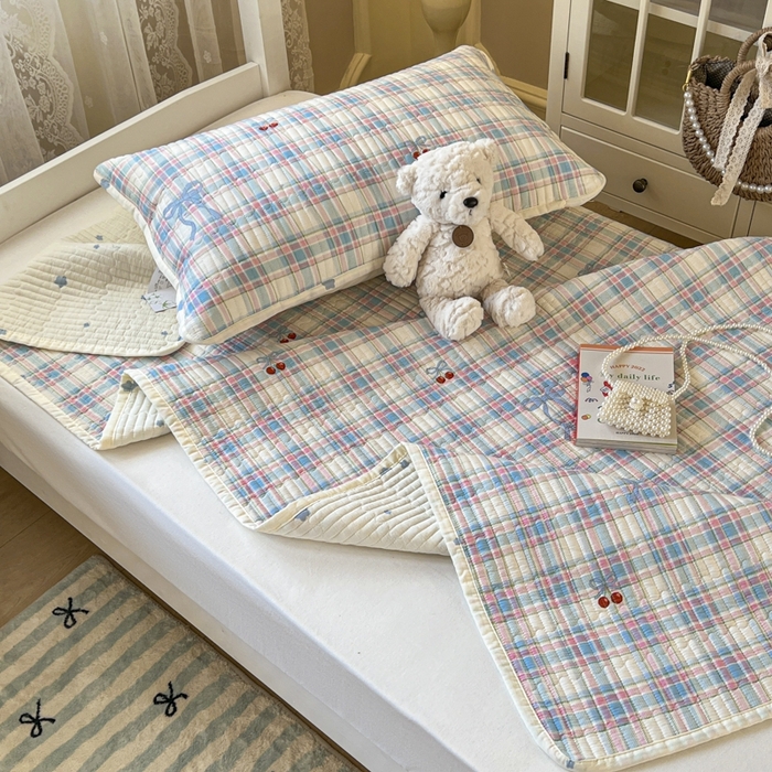 91家纺网 家纺一手货源 找家纺 舒居家纺 2025新款学生高温酵素砂洗双面全棉纯棉床盖 格子樱桃