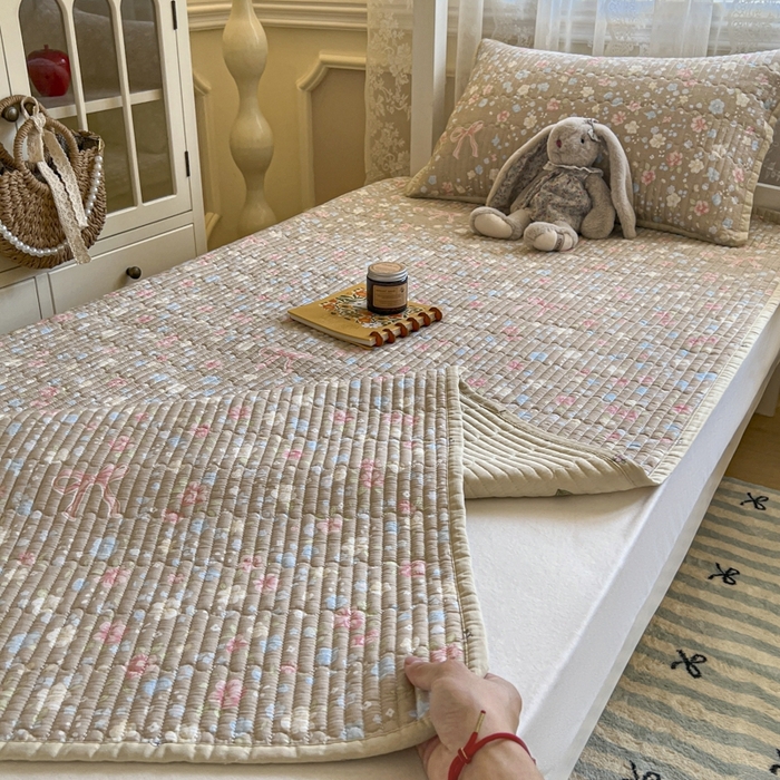 91家纺网 家纺一手货源 找家纺 舒居家纺 2025新款学生高温酵素砂洗双面全棉纯棉床盖 花开无声咖