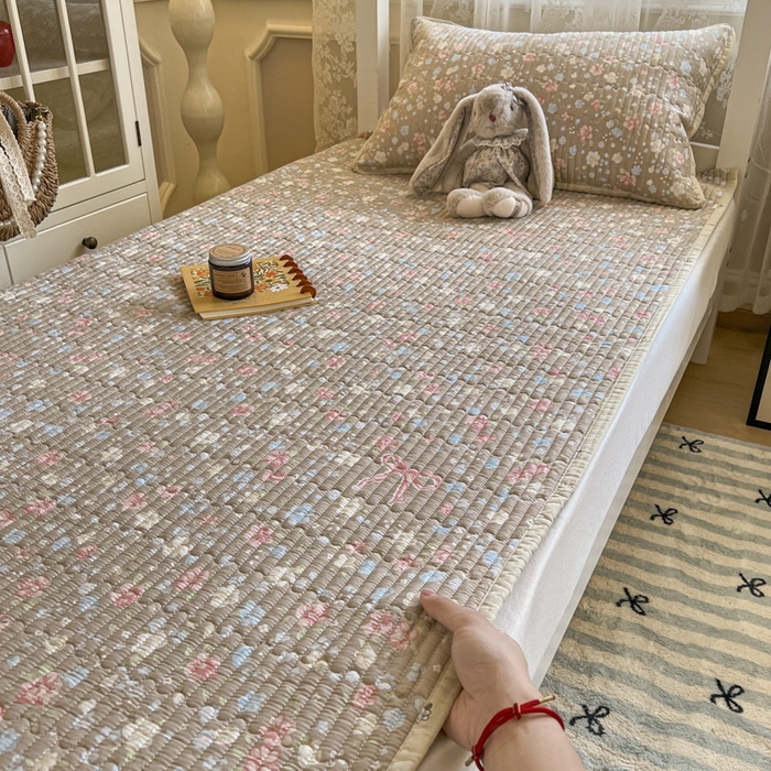 91家纺网 家纺一手货源 找家纺 舒居家纺 2025新款学生高温酵素砂洗双面全棉纯棉床盖 花开无声咖