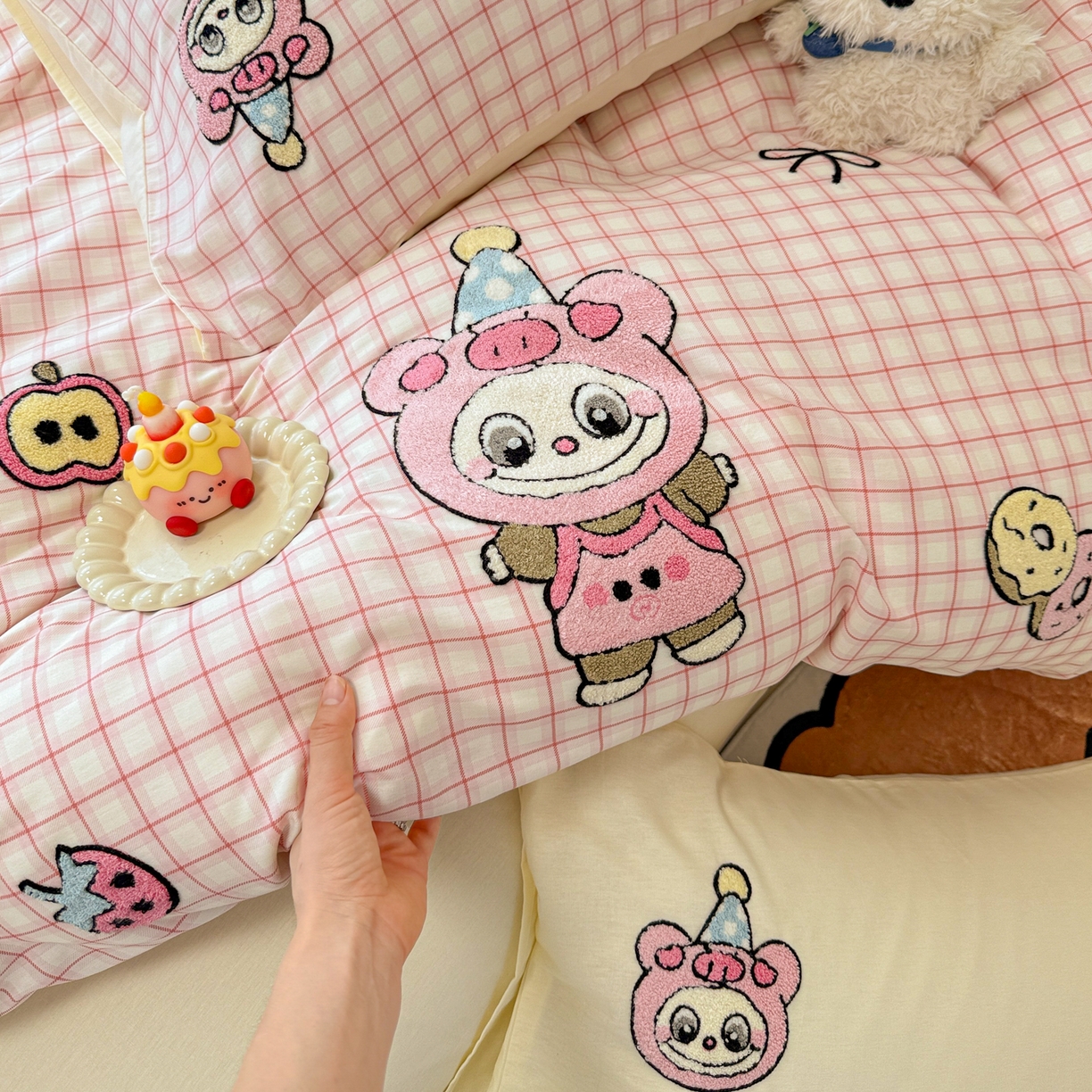 91家纺网 家纺一手货源 找家纺 （总）呗旺鹿 2025新款全棉大眼娃娃毛巾绣四件套