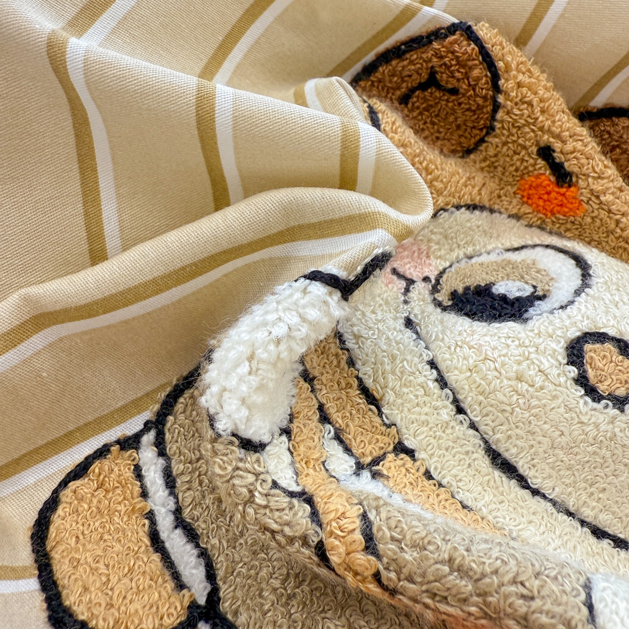 91家纺网 家纺一手货源 找家纺 呗旺鹿 2025新款全棉大眼娃娃毛巾绣四件套 卡皮巴拉大眼娃娃